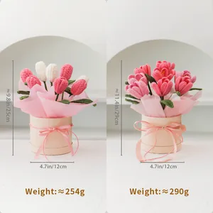 Handgefertigter gestrickter Tulpenstrauß in rosa Geschenkbox für Muttertagsgeschenke