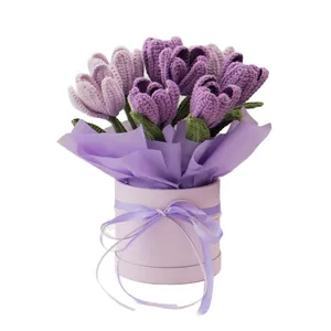 Handgefertigter Häkelstrauß aus lila Tulpen in einer Geschenkbox zum Muttertag oder Geburtstag