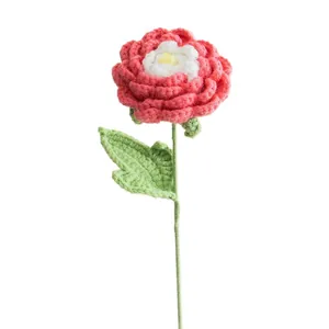 Fleur de pivoine rose faite à la main au crochet avec feuille pour décoration de table
