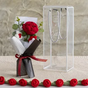 Handgefertigter roter Häkel-Rosenstrauß in transparenter Geschenkbox mit Love is Eternal Band