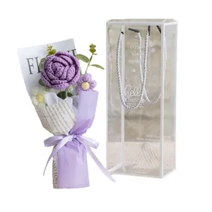Handgefertigter Strickrosenstrauß in Lila mit Gänseblümchen in einer Geschenkbox