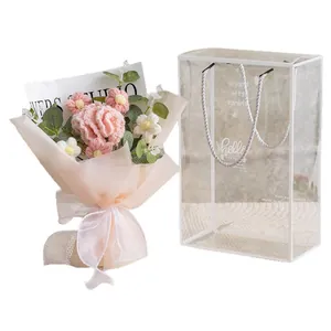 Bouquet de fleurs de tricot fait main avec œillet et marguerite en sac cadeau luxe