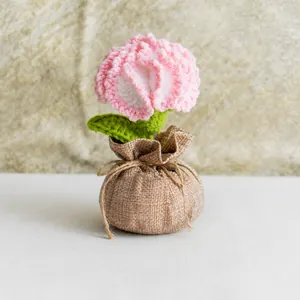 Œillet rose fait main au crochet dans un pot en toile de jute pour la fête des mères