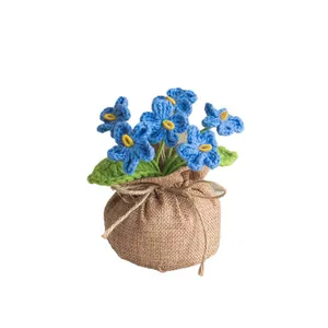 Pianta in vaso all'uncinetto fatta a mano con fiori blu di nontiscordardime e sacchetto