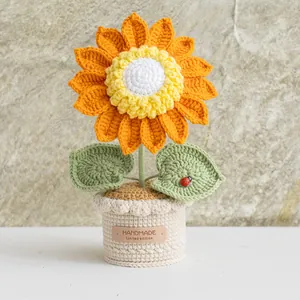 Handgefertigte gehäkelte Sonnenblume im Topf mit Marienkäfer-Dekor auf dem Blatt