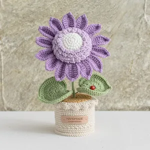 Handgefertigte Häkelsonnenblume im Topf in Lila mit süßem Marienkäfer-Detail Dekor