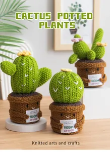 Vue détaillée de cactus tricotés main avec pots mignons et cartes positives sur bureau