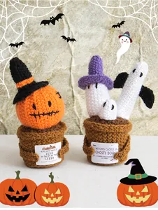 Dettaglio decorazione di Halloween fatta a mano all'uncinetto, zucca e fantasma