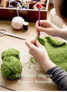Gros plan d'un kit de crochet DIY avec laine verte et crochet sur bureau en bois