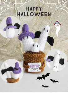 Dettaglio di fantasmi di Halloween all'uncinetto con cappello da mago e ali di pipistrello