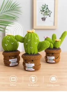 Détail de plantes de cactus au crochet faites main avec cartes d'inspiration pour bureaux