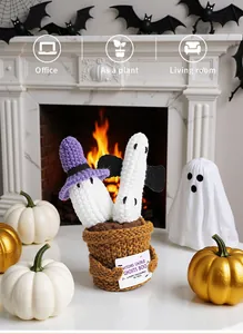 Dettaglio della trama a maglia di fantasmi di Halloween fatti a mano con biglietto