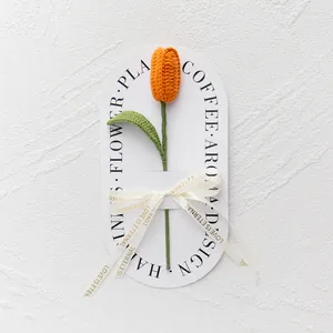 Bouquet di tulipani arancioni fatti a mano all'uncinetto su elegante cartoncino bianco