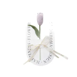 Bouquet di tulipani viola fatti a mano all'uncinetto con nastro in seta regalo