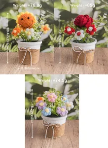 Detailsicht handgefertigter Häkelblumen im Topf mit Sonnenblume und Rosenmotiven
