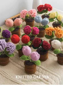 Dettaglio di vari fiori lavorati a maglia fatti a mano tra cui tulipani e rose decorative