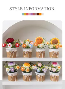 Detailansicht von acht verschiedenen handgehäkelten Sonnenblumen und Rosen im Topf