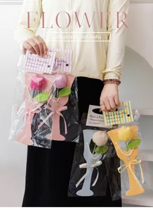 Détail de bouquets de fleurs tricotés main dans des emballages cadeaux avec perles