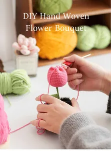 Nahaufnahme von DIY Häkelset mit rosa Wollgarn, Häkelnadel und Sonnenblumen-Teilen