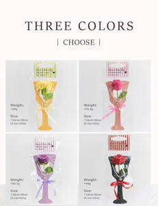 Détails de bouquets de fleurs au crochet faits main avec décorations de perles et rubans