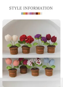 Dettaglio di tulipani e rose fatti a mano all'uncinetto con etichette Hand Made