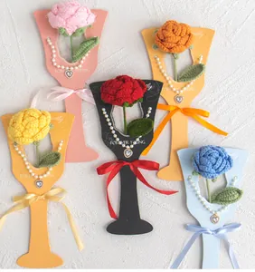 Détail de bouquets de tulipes faits main au crochet avec perles et rubans colorés