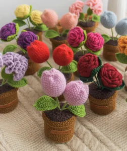Dettaglio ravvicinato di tulipani e rose all'uncinetto fatti a mano con etichetta in pelle