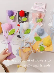 Détail de bouquets de tulipes crochetés à la main avec perles élégantes et décorations de nœuds