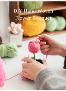 Dettaglio ravvicinato di un kit all'uncinetto fai-da-te per un bouquet di tulipani rosa