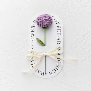 Handgehäkelte lila Blume mit Love Is Eternal-Band auf dekorativer Geschenkkarte