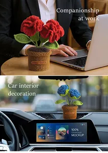 Dettaglio di tulipano all'uncinetto fatto a mano per decorazione scrivania e cruscotto auto
