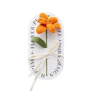 Handgefertigte Häkelblume in Orange auf Geschenkkarte mit Love Is Eternal Schleife