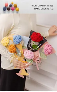Détail de fleurs au crochet faites main avec breloques cœur et emballage décoratif