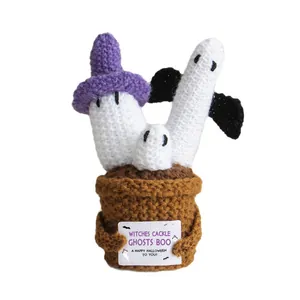 Set regalo Halloween all'uncinetto con tre fantasmi in vaso e un biglietto di auguri
