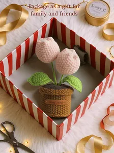 Dettaglio del tulipano rosa fatto a mano all'uncinetto in confezione regalo di lusso