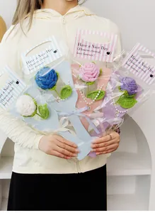 Bouquets de fleurs au crochet faits main avec perles et breloques en forme de cœur