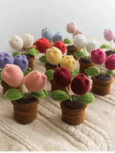 Dettaglio di vasi di tulipani fatti a mano all'uncinetto con etichette 'Hand Made'