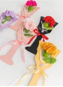 Détail de fleurs d'œillets faites à la main avec un collier de perles en cœur