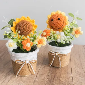 Handgefertigte Häkel-Sonnenblumen in dekorativen Töpfen für die Desktop-Deko