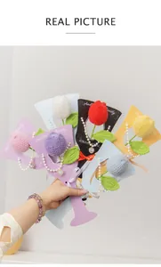 Vue détaillée de bouquets de tulipes au crochet faits main avec perles et breloques