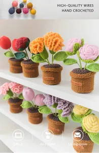 Dettaglio di fiori colorati all'uncinetto con etichette Hand Made su uno scaffale espositivo