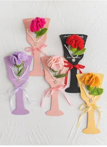 Détails d'œillets faits main au crochet avec colliers de perles et nœuds en satin