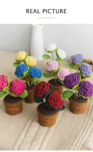 Dettaglio di tulipani fatti a mano all'uncinetto con etichetta Hand Made sul vaso