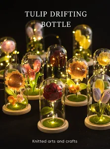 Détail de fleurs au crochet faites main sous dôme en verre avec guirlande LED