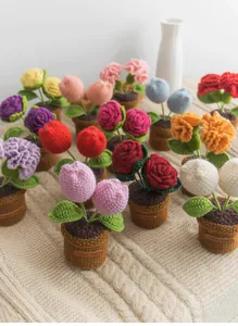 Dettaglio di fiori di tulipano e rosa fatti all'uncinetto con etichette in pelle