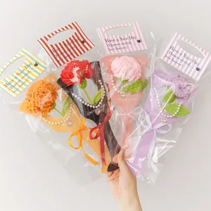 Bouquet de Fleurs Fait Main au Crochet Avec Collier de Perles Pendentif Coeur Sac Cadeau Pour Fête des Mères Saint-Valentin Anniversaire