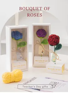 Détails de roses au crochet faites main dans des boîtes cadeaux pour la fête des profs