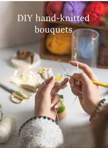 Détail du processus de crochet d'une fleur blanche faite main avec cœur jaune