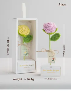 Détail macro du coffret cadeau bouquet de roses au crochet avec dimensions et poids