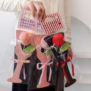 Ensemble de bouquets de tulipes au crochet faits main dans un sac cadeau transparent
